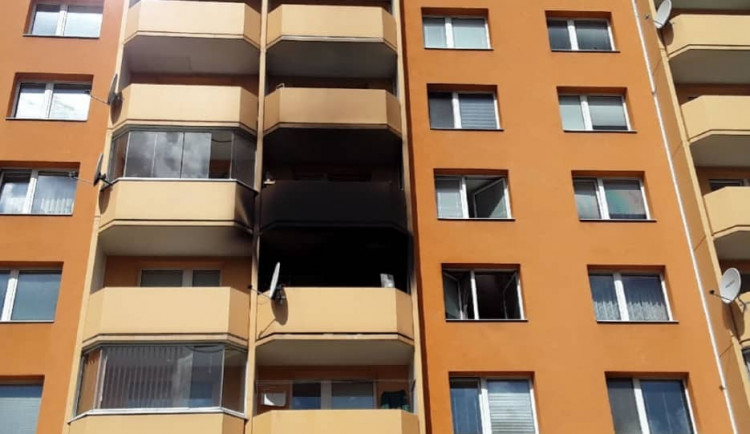 V Prostějově hořel balkon. Hasiči museli obyvatele evakuovat