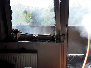 V Prostějově hořel balkon. Hasiči museli obyvatele evakuovat