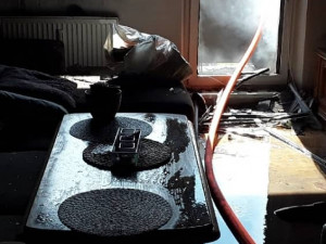 V Prostějově hořel balkon. Hasiči museli obyvatele evakuovat