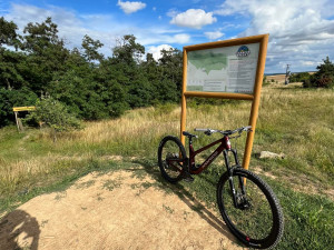 Na Hanáckých stezkách u Plumlova někdo ničí označení tratí. Může to být nebezpečné, varuje biker