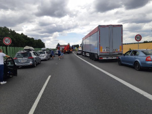 Dopravní nehoda dvou kamionů a osobního auta zablokovala dálnici u Olomouce
