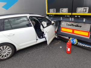 Dopravní nehoda dvou kamionů a osobního auta zablokovala dálnici u Olomouce