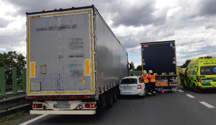 Dopravní nehoda dvou kamionů a osobního auta zablokovala dálnici u Olomouce