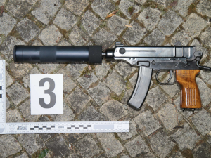 Ozbrojený muž s kuklou a samopalem zastrašoval obyvatele domu v Olomouci. Kvůli starým sporům