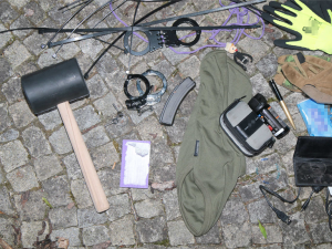 Ozbrojený muž s kuklou a samopalem zastrašoval obyvatele domu v Olomouci. Kvůli starým sporům