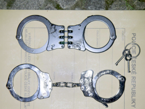 Ozbrojený muž s kuklou a samopalem zastrašoval obyvatele domu v Olomouci. Kvůli starým sporům