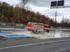 VIDEO: Hasiči nacvičovali krizové situace v dopravě. Záběry z palubních kamer ukazují reálné situace