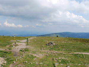 Porovnání snímků z vrcholu Králického Sněžníku z let 2012 a 2022