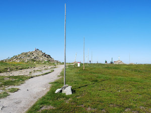 Porovnání snímků z vrcholu Králického Sněžníku z let 2012 a 2022