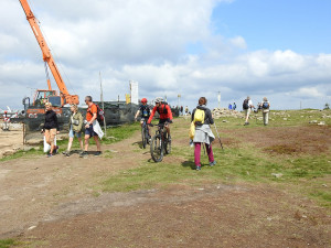 Porovnání snímků z vrcholu Králického Sněžníku z let 2012 a 2022