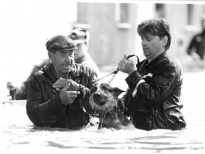 FOTOGALERIE: Při povodních před 25 lety lidé bojovali s živly. Vznikaly emotivní fotografie