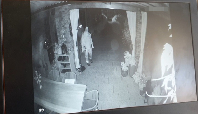 Ozbrojený muž s kuklou a samopalem zastrašoval obyvatele domu v Olomouci. Kvůli starým sporům