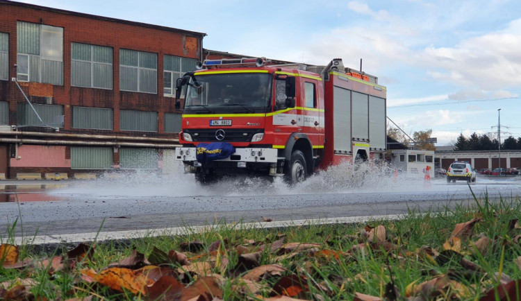 VIDEO: Hasiči nacvičovali krizové situace v dopravě. Záběry z palubních kamer ukazují reálné situace