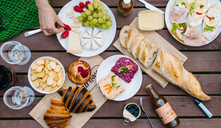 Sezóna pikniků je v plném proudu. Jak si je užít i bez práce a co stojí za to vyzkoušet?