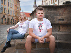 Univerzita má originální trička s ukrajinskými motivy na podporu studentů a pedagogů z napadené země