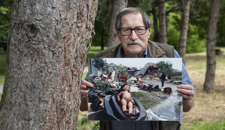 Fotoreportér Vladislav Galgonek s jedním ze svých snímků z dob povodní v roce 1997