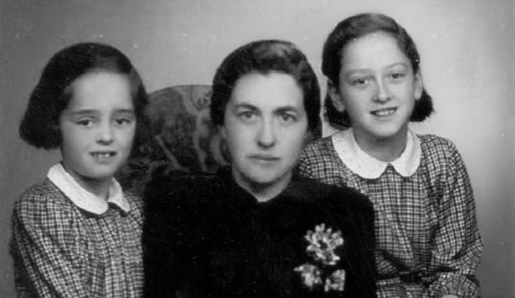 KAMENY ZMIZELÝCH: Evu a Zdenku ve věku jedenáct a čtrnáct let a jejich maminku nacisté zavraždili v Osvětimi