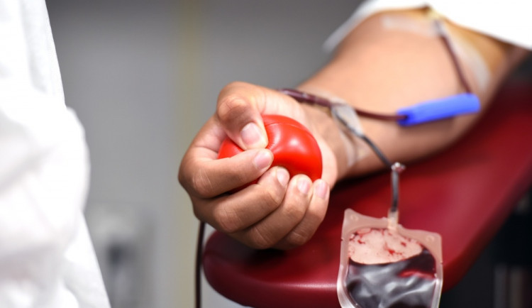Přerovské nemocnici chybí dárci krve. Přes léto chce dohnat část odložených operací