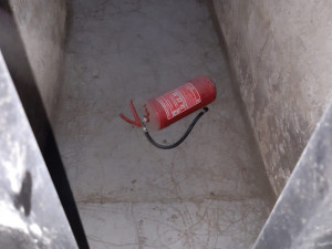 Na bunkru dřeli dobrovolníci stovky hodin, neznámí pachatelé objekt vykradli a vykropili hasičákem