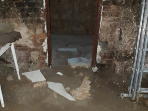 Na bunkru dřeli dobrovolníci stovky hodin, neznámí pachatelé objekt vykradli a vykropili hasičákem