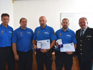 Medaile za záchranu života: strážníci resuscitovali seniorku dusící se jídlem