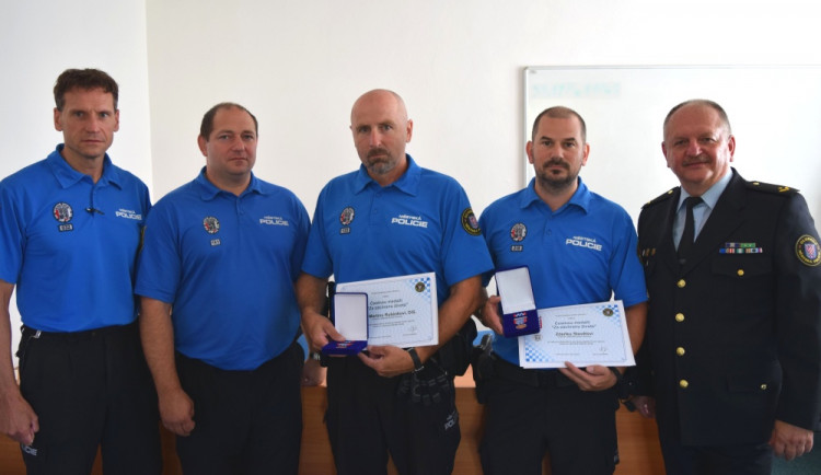 Strážníci z oddělení pořádkové služby Zdeněk Stavěl a Martin Ryšánek převzali ocenění za záchranu života