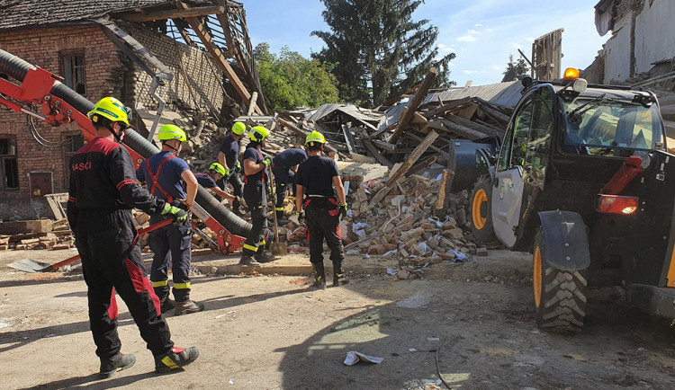 VIDEO: Tragická dohra výbuchu v Olšanech. Pod troskami zemřel člověk