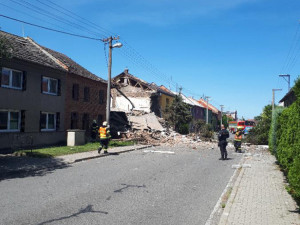 Výbuch srovnal se zemí rodinný dům na Prostějovsku, na místě jsou zranění