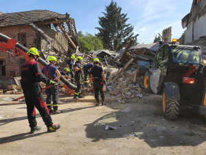 VIDEO: Tragická dohra výbuchu v Olšanech. Pod troskami zemřel člověk