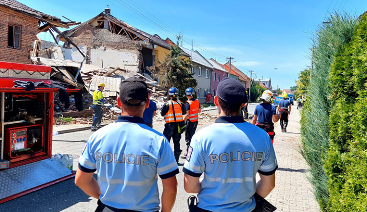 Výbuch zdemoloval dům na Prostějovsku. Tlaková vlna zranila i kolemjedoucího řidiče
