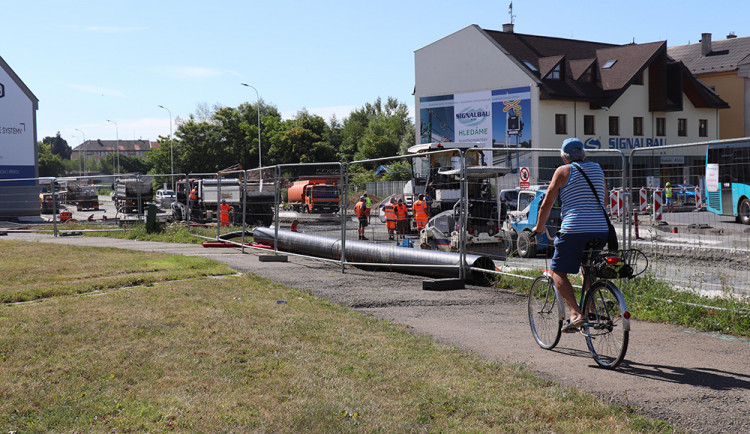 Od dubna omezily práce na napojení průpichu jednu z klíčových křižovatek v Přerově nedaleko pivovaru