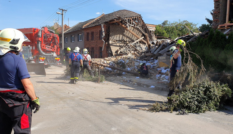 Muž, který zemřel v sutinách, ve vybuchlém domě v Olšanech bydlel. Pokračuje odstraňování trosek