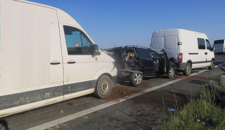 Řetězová nehoda u Přerova: řidič dodávky se před kolonou zadíval na spolujezdce