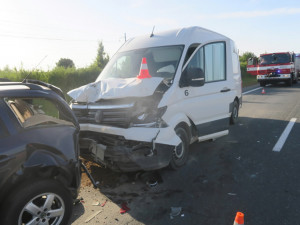 Řetězová nehoda u Přerova: řidič dodávky se před kolonou zadíval na spolujezdce