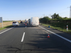 Řetězová nehoda u Přerova: řidič dodávky se před kolonou zadíval na spolujezdce