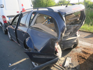 Řetězová nehoda u Přerova: řidič dodávky se před kolonou zadíval na spolujezdce