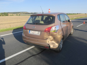 Řetězová nehoda u Přerova: řidič dodávky se před kolonou zadíval na spolujezdce
