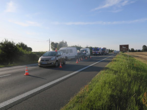 Řetězová nehoda u Přerova: řidič dodávky se před kolonou zadíval na spolujezdce