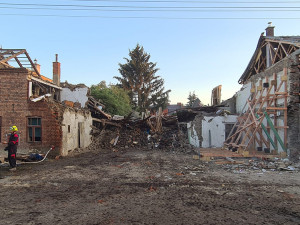 Za výbuchem domu v Olšanech byl plyn, potvrdili hasiči. Policie nevylučuje úmyslné jednání