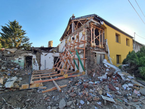 Za výbuchem domu v Olšanech byl plyn, potvrdili hasiči. Policie nevylučuje úmyslné jednání