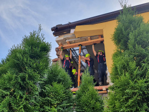 Za výbuchem domu v Olšanech byl plyn, potvrdili hasiči. Policie nevylučuje úmyslné jednání
