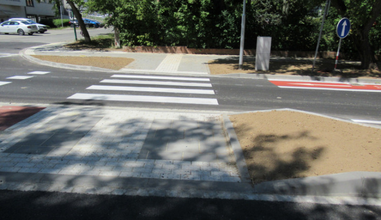 Olomouc opravila přechod v Hněvotínské ulici. Dostal dělící ostrůvek