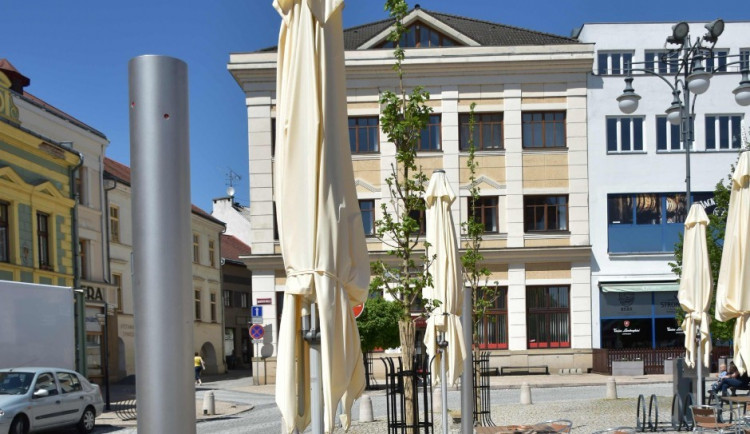 Zrovna v době veder se na náměstí v Hranicích pokazila mlžítka. Město urguje opravu