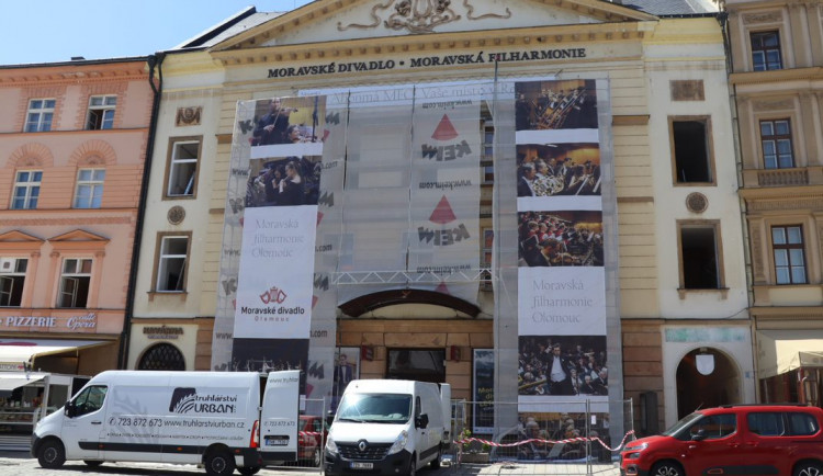 Moravské divadlo vymění na své historické budově plastová okna za dřevěná
