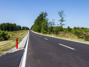 Panely k Potštátu nahradil nový asfalt. Je to vymodlená silnice, oddechl si starosta