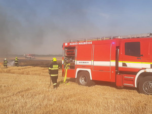 Na Prostějovsku shořel kombajn za pět milionů. Plameny vítr rozehnal na sedmnáct hektarů