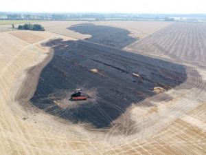 Na Prostějovsku shořel kombajn za pět milionů. Plameny vítr rozehnal na sedmnáct hektarů