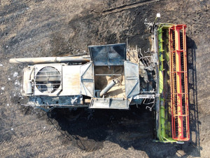 Na Prostějovsku shořel kombajn za pět milionů. Plameny vítr rozehnal na sedmnáct hektarů