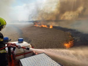 Na Prostějovsku shořel kombajn za pět milionů. Plameny vítr rozehnal na sedmnáct hektarů
