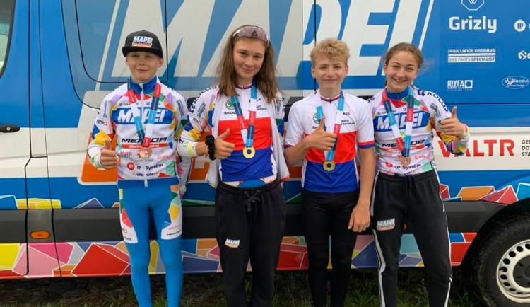 Tým Mapei Merida Kaňkovský na MČR kadetů a žáků. Jakub Tesařík bral zlato v časovce i závodu, Antonín Žufánek získal bronz. Nela Kaňkovský získala zlato a stříbro, Adéla Pitnerová bronz.